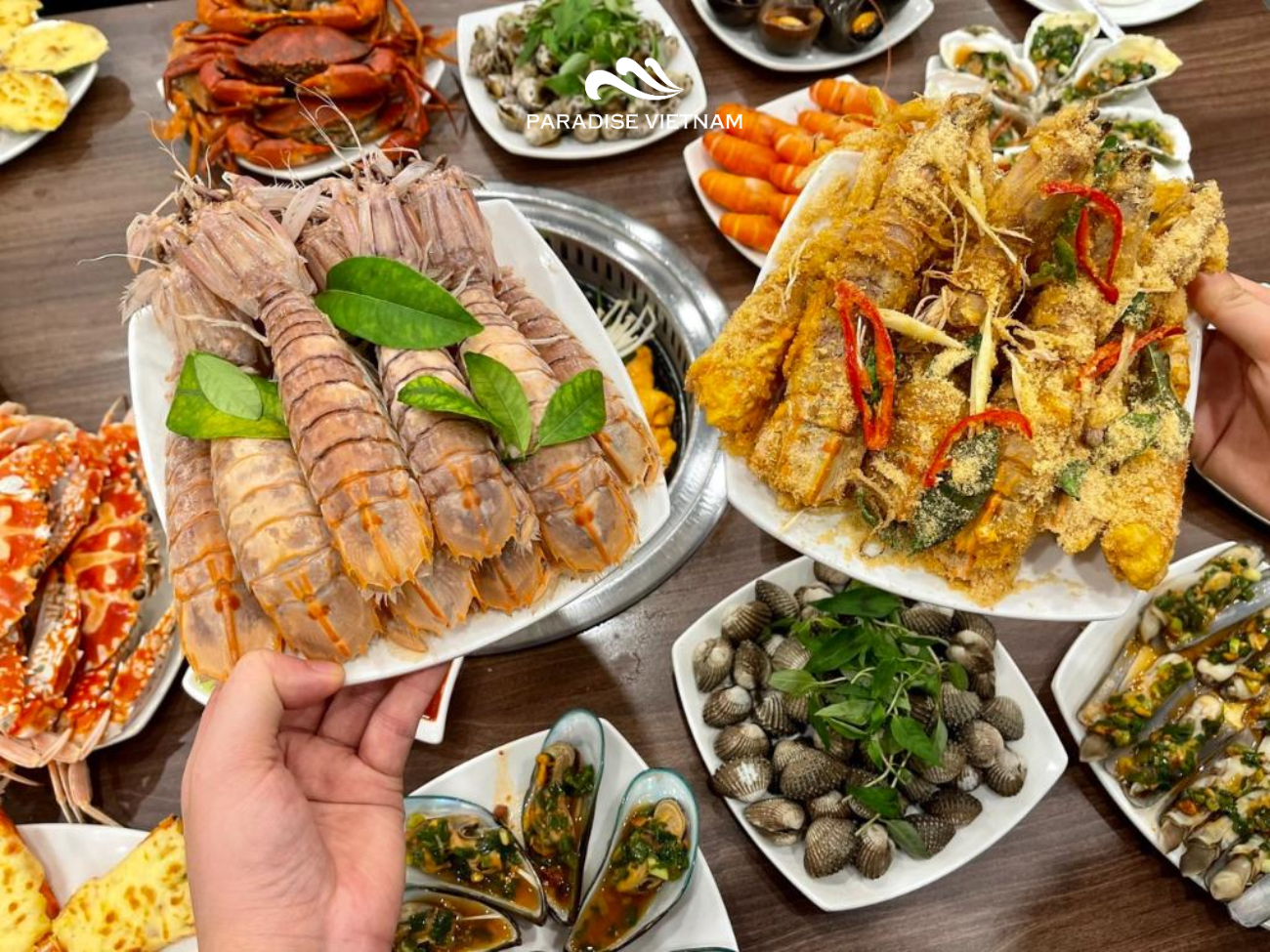 Visit floating restaurants in Cai Beo Village to enjoy fresh seafood