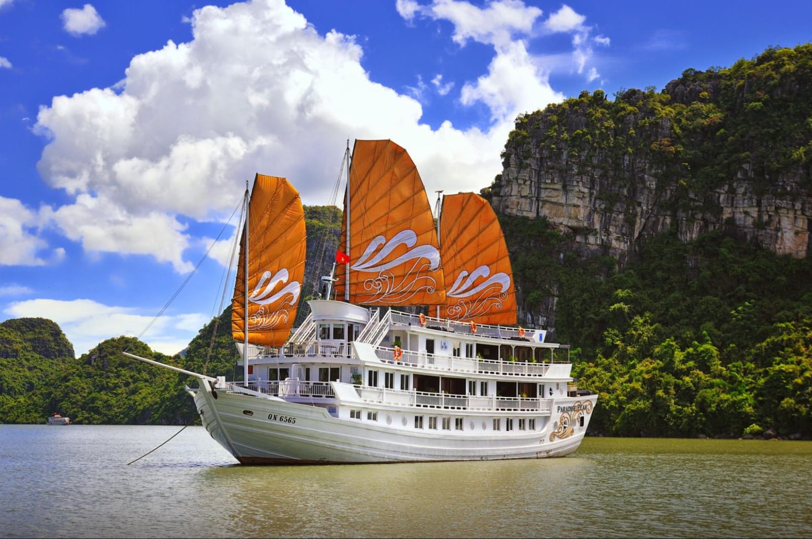 Paradise Sails Cruise - Best Halong Bay Cruise