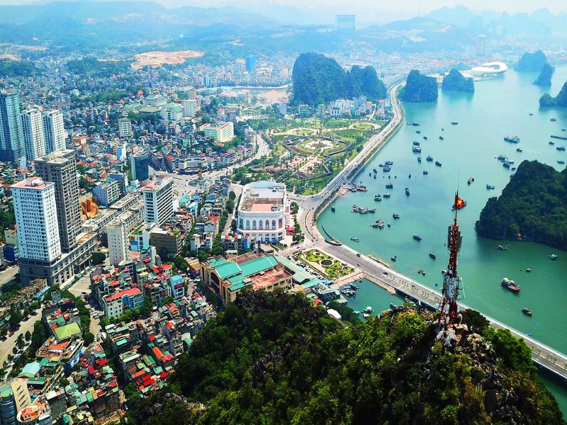 Distance from Da Nang to Halong Bay is 800km