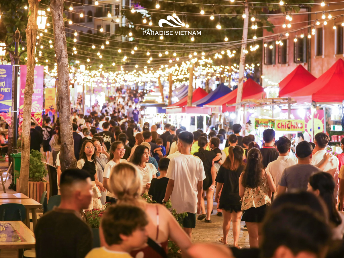 Ha Long Night Market is located on Ha Long Street in the Bai Chay Ward