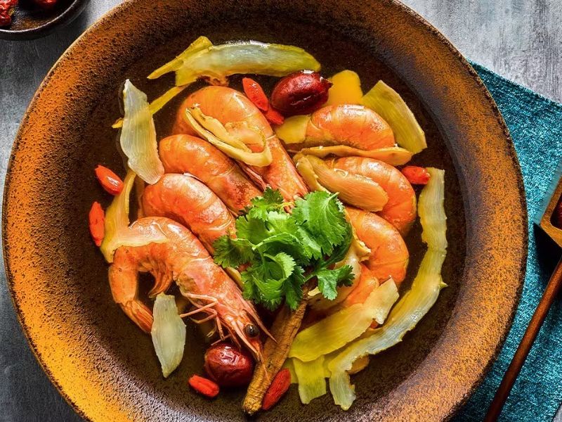 The dish is made by cooking fresh prawns and lobsters in a flavorful broth infused with alcohol