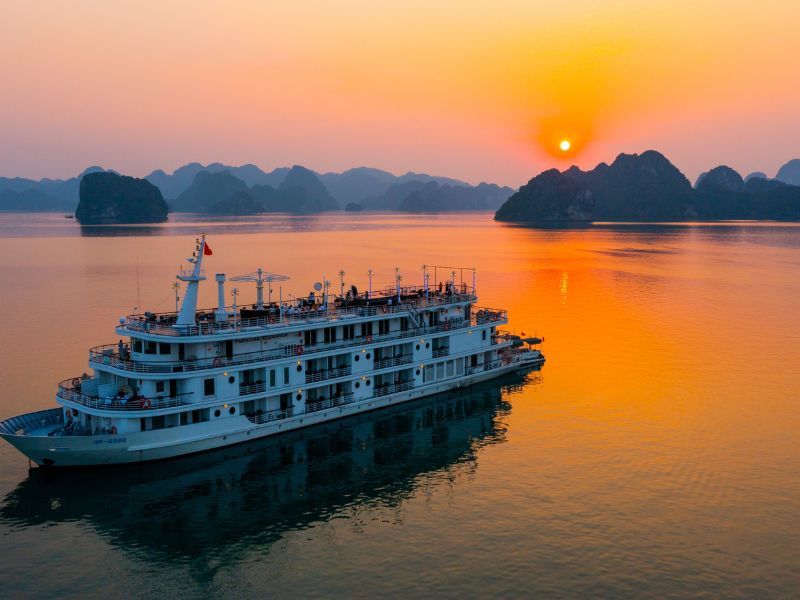Ha Long Bay private cruise with Paradise Cruise