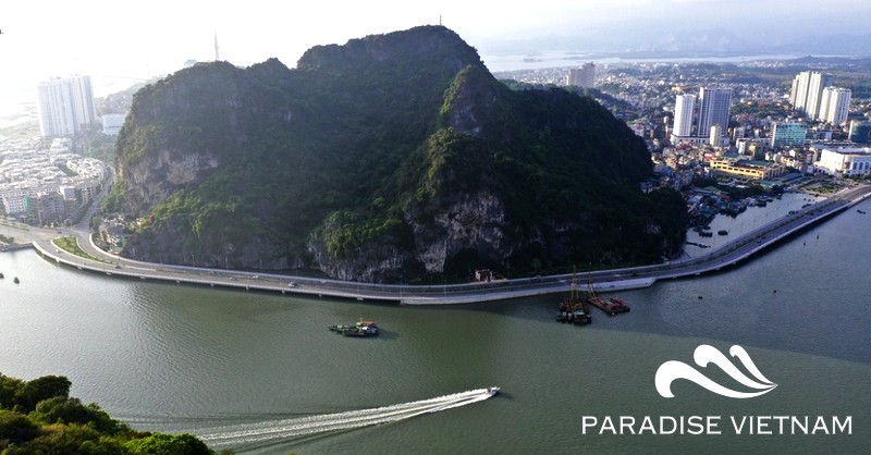 Hon Gai Beach visitors can admire the enchanting sight of the Bai Tho Bridge, Vietnam's longest cable-stayed bridge.