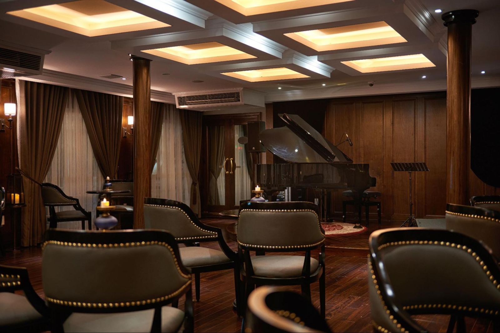 Enjoy a peaceful night in the Piano Lounge. 