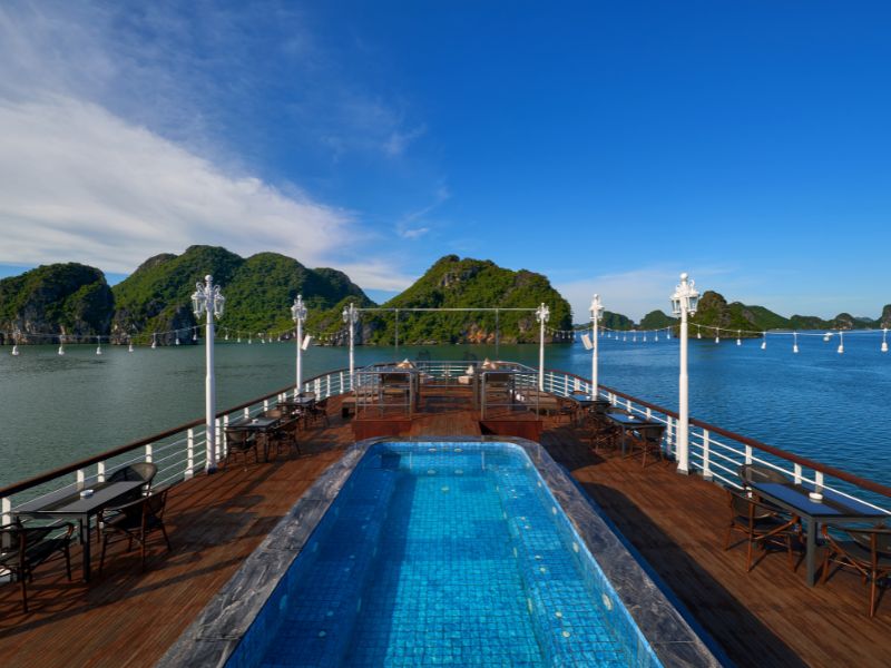 Tourists review Halong Bay cruise with good service