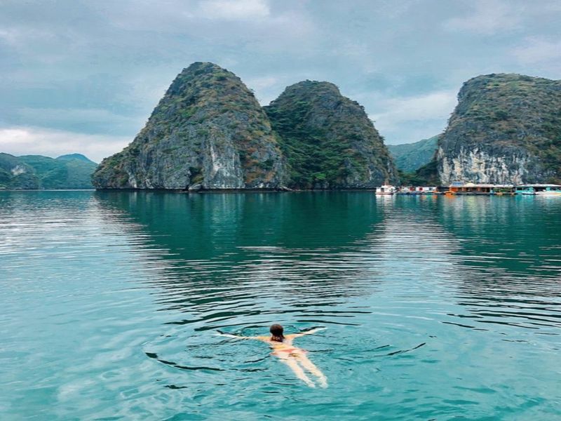 swimming-in-halong-bay-4